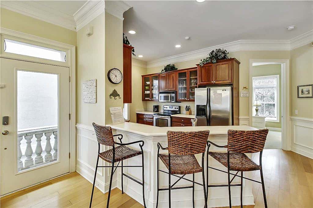 Dog friendly home with private pool, WiFi, WD & central AC snowbird friendly
