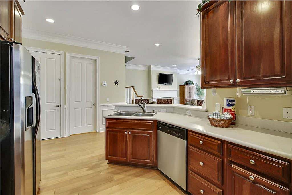 Dog friendly home with private pool, WiFi, WD & central AC snowbird friendly
