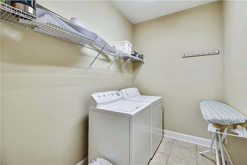 Dog friendly home with private pool, WiFi, WD & central AC snowbird friendly