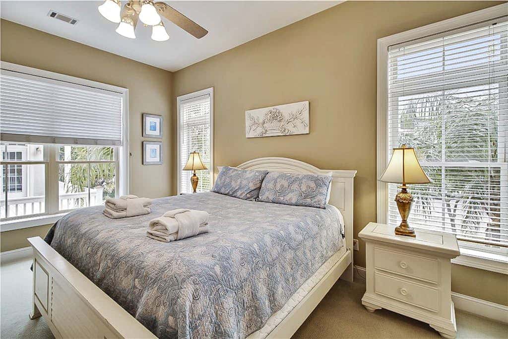 Dog friendly home with private pool, WiFi, WD & central AC snowbird friendly