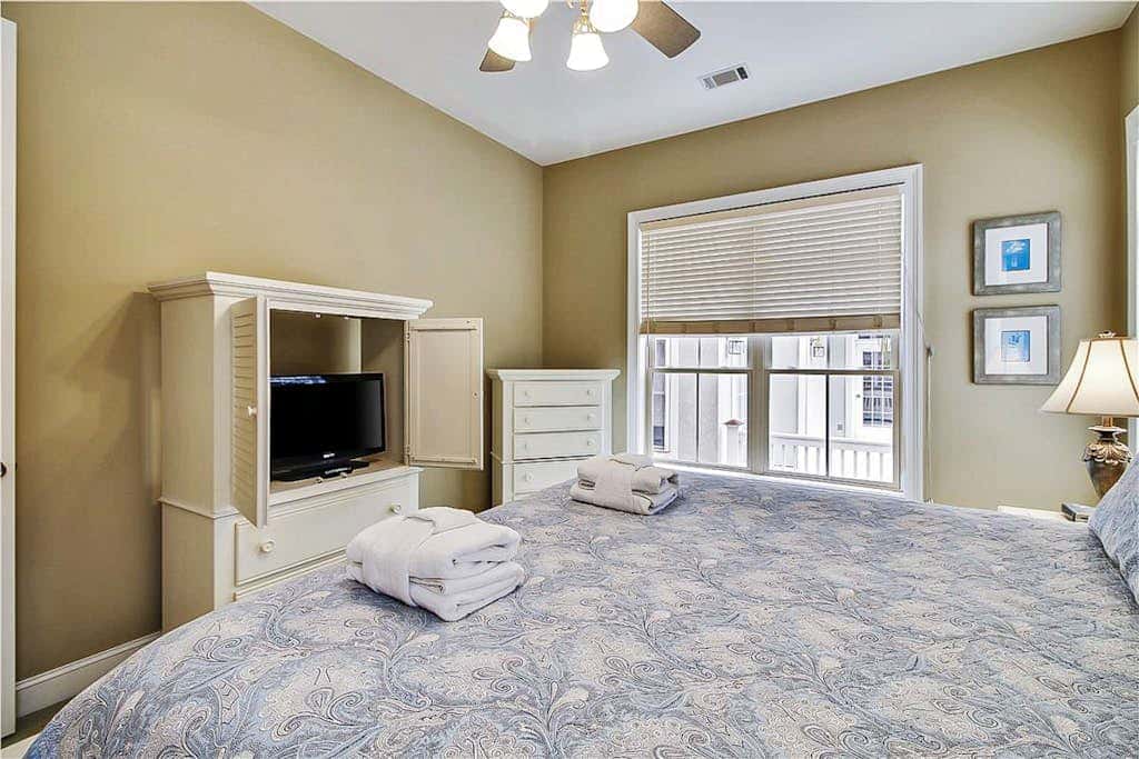 Dog friendly home with private pool, WiFi, WD & central AC snowbird friendly