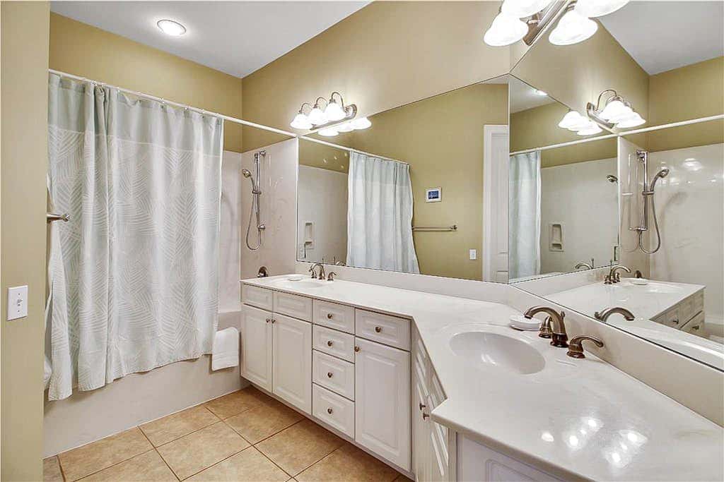 Dog friendly home with private pool, WiFi, WD & central AC snowbird friendly