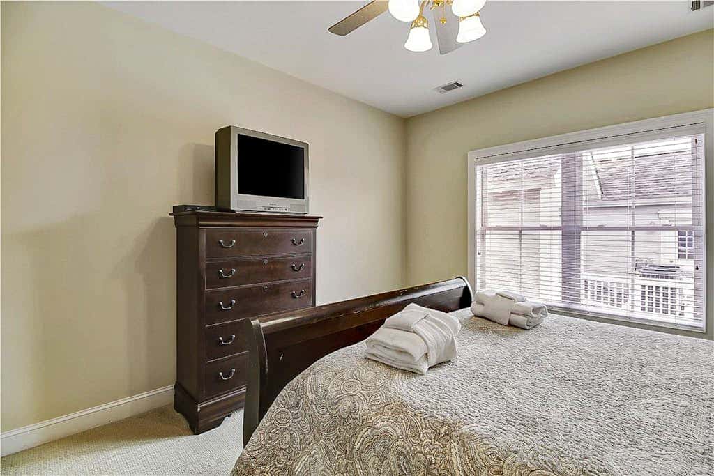 Dog friendly home with private pool, WiFi, WD & central AC snowbird friendly