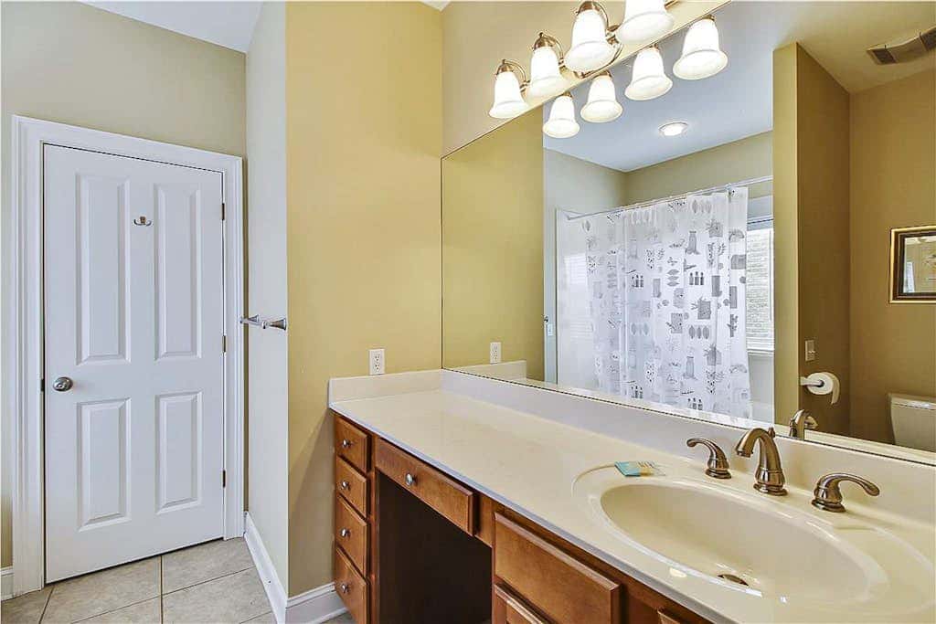 Dog friendly home with private pool, WiFi, WD & central AC snowbird friendly
