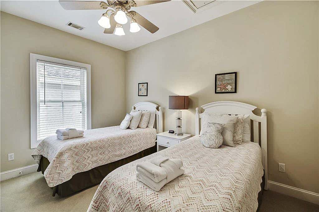 Dog friendly home with private pool, WiFi, WD & central AC snowbird friendly