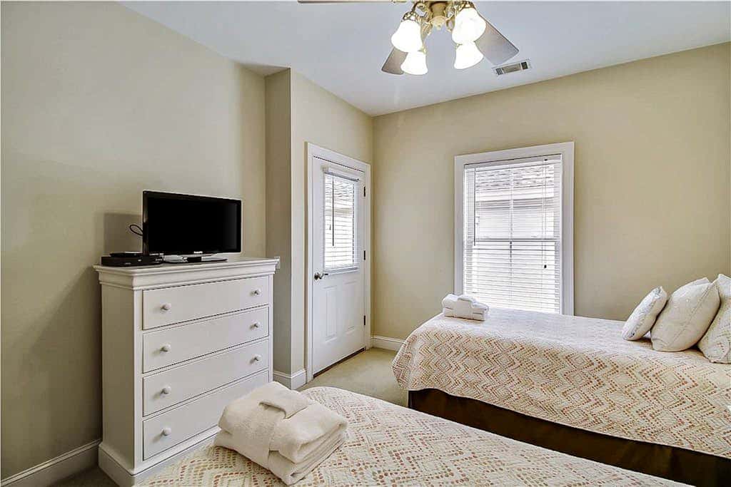 Dog friendly home with private pool, WiFi, WD & central AC snowbird friendly