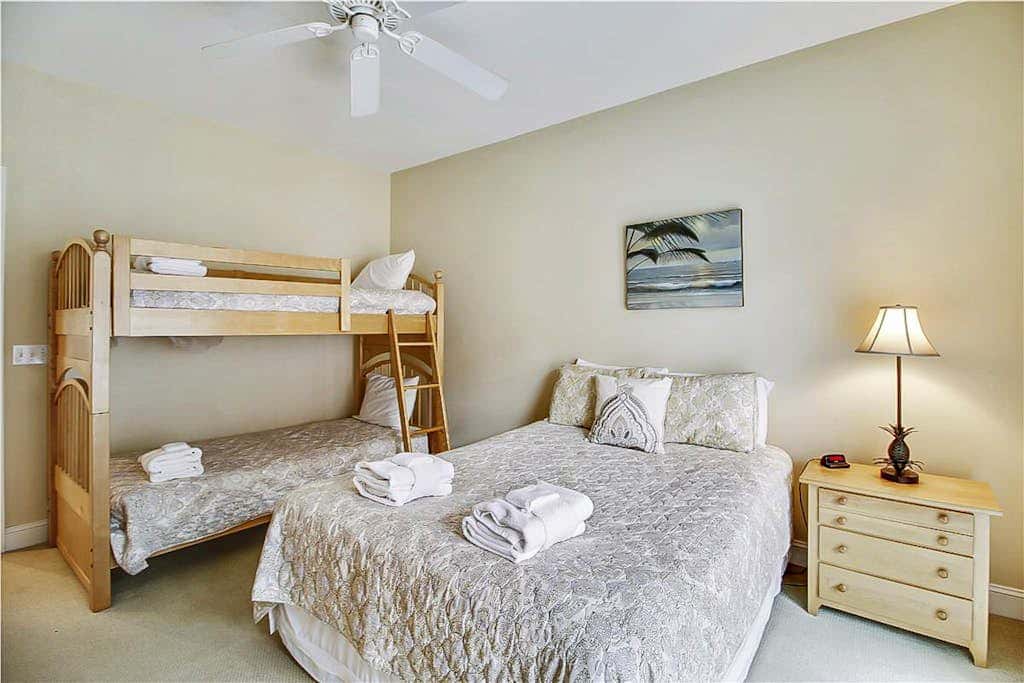 Dog friendly home with private pool, WiFi, WD & central AC snowbird friendly