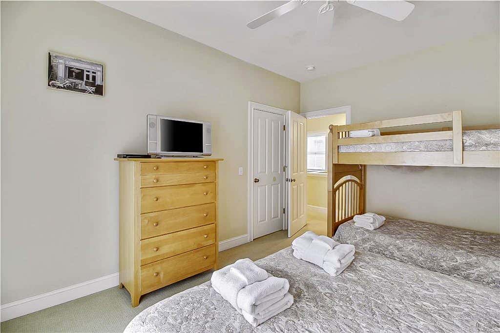 Dog friendly home with private pool, WiFi, WD & central AC snowbird friendly