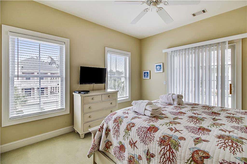 Dog friendly home with private pool, WiFi, WD & central AC snowbird friendly