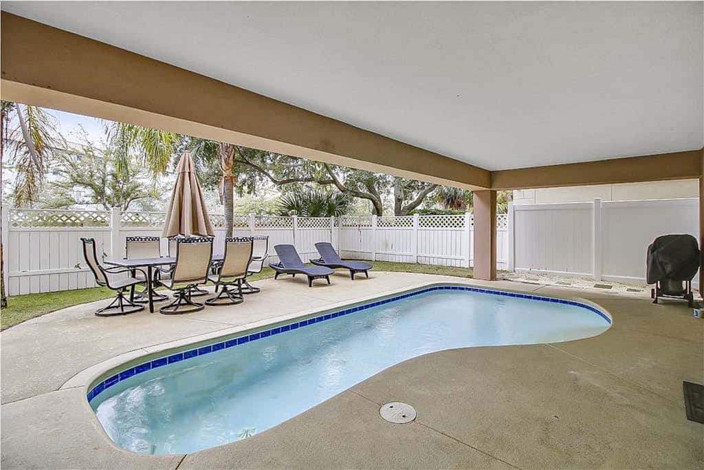Dog friendly home with private pool, WiFi, WD & central AC snowbird friendly