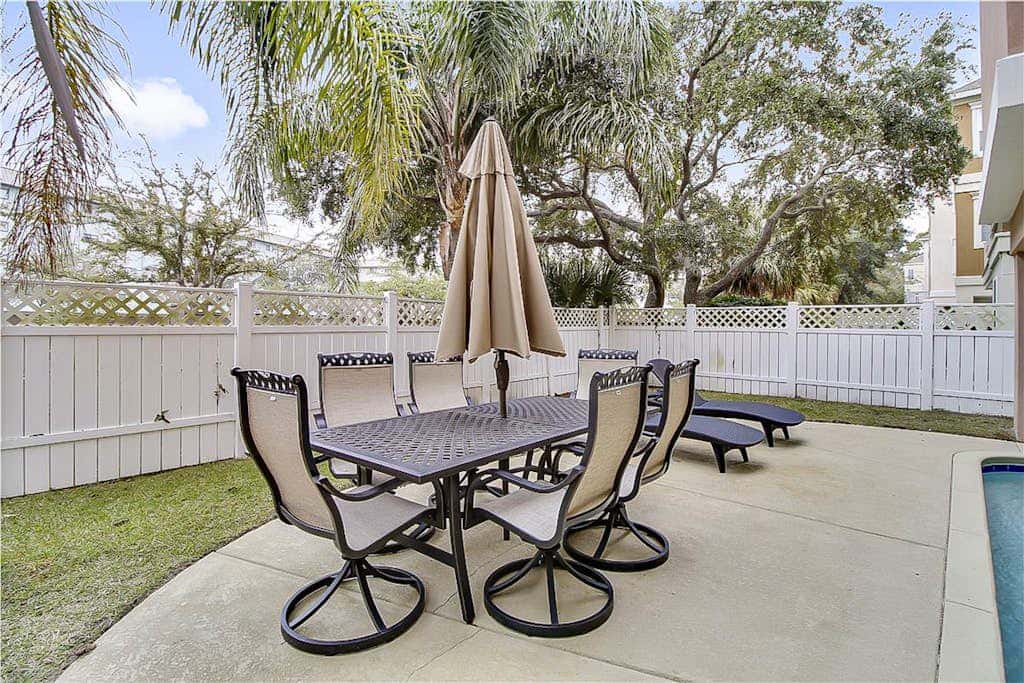 Dog friendly home with private pool, WiFi, WD & central AC snowbird friendly