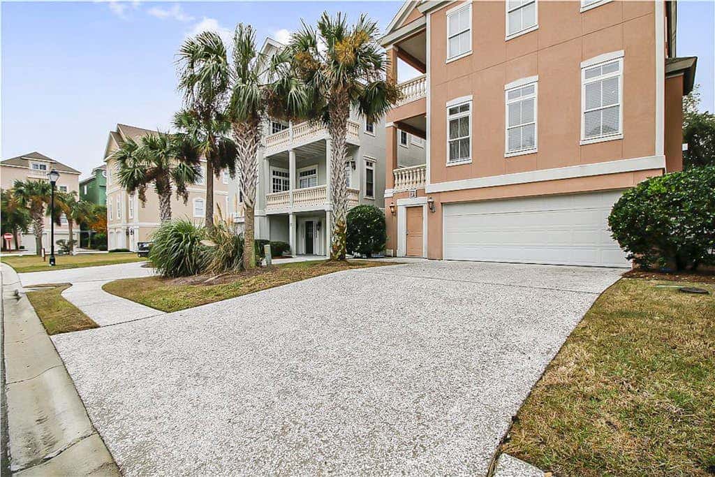 Dog friendly home with private pool, WiFi, WD & central AC snowbird friendly