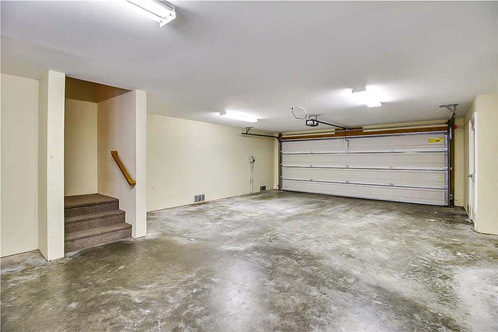 Dog friendly home with private pool, WiFi, WD & central AC snowbird friendly