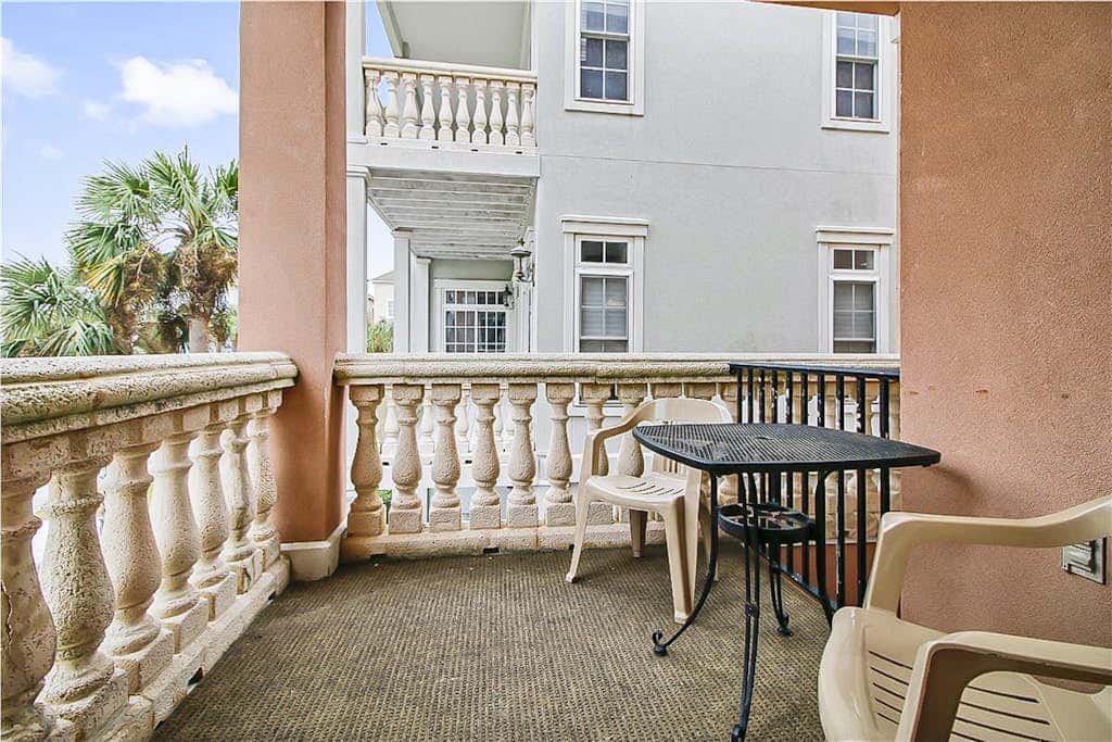 Dog friendly home with private pool, WiFi, WD & central AC snowbird friendly