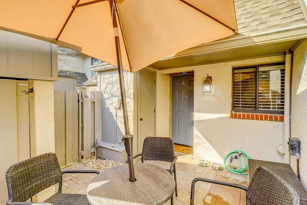 Snowbird dog friendly villa with WiFi, 2 patios, & grill  pool beach access