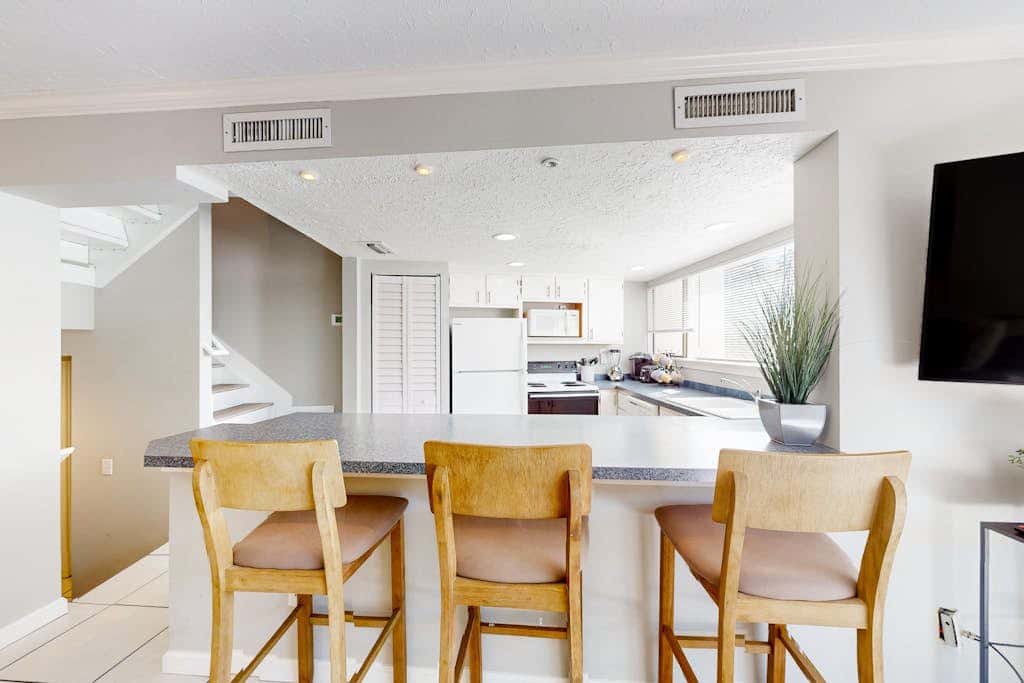 Hilton Head Island condo with water-view patio, pool, & easy beach access