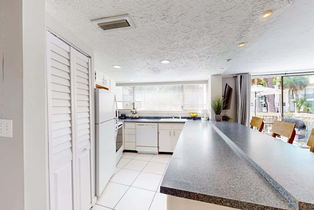 Hilton Head Island condo with water-view patio, pool, & easy beach access