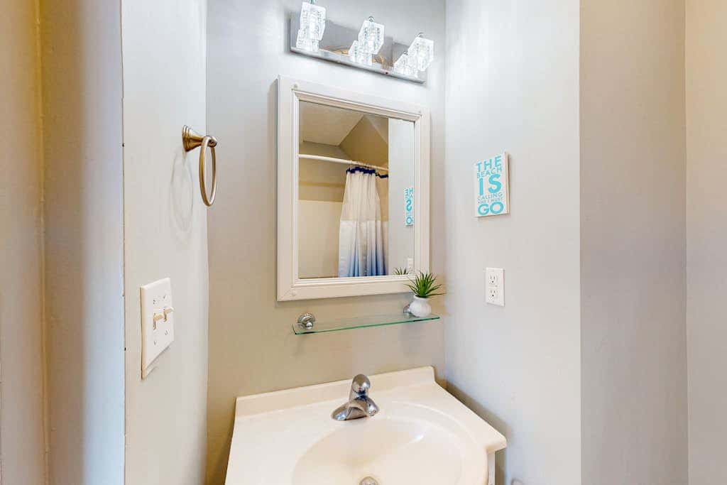 Hilton Head Island condo with water-view patio, pool, & easy beach access