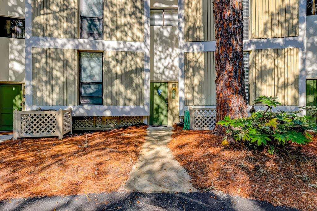 Hilton Head Island condo with water-view patio, pool, & easy beach access