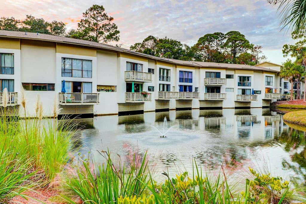 Hilton Head Island condo with water-view patio, pool, & easy beach access