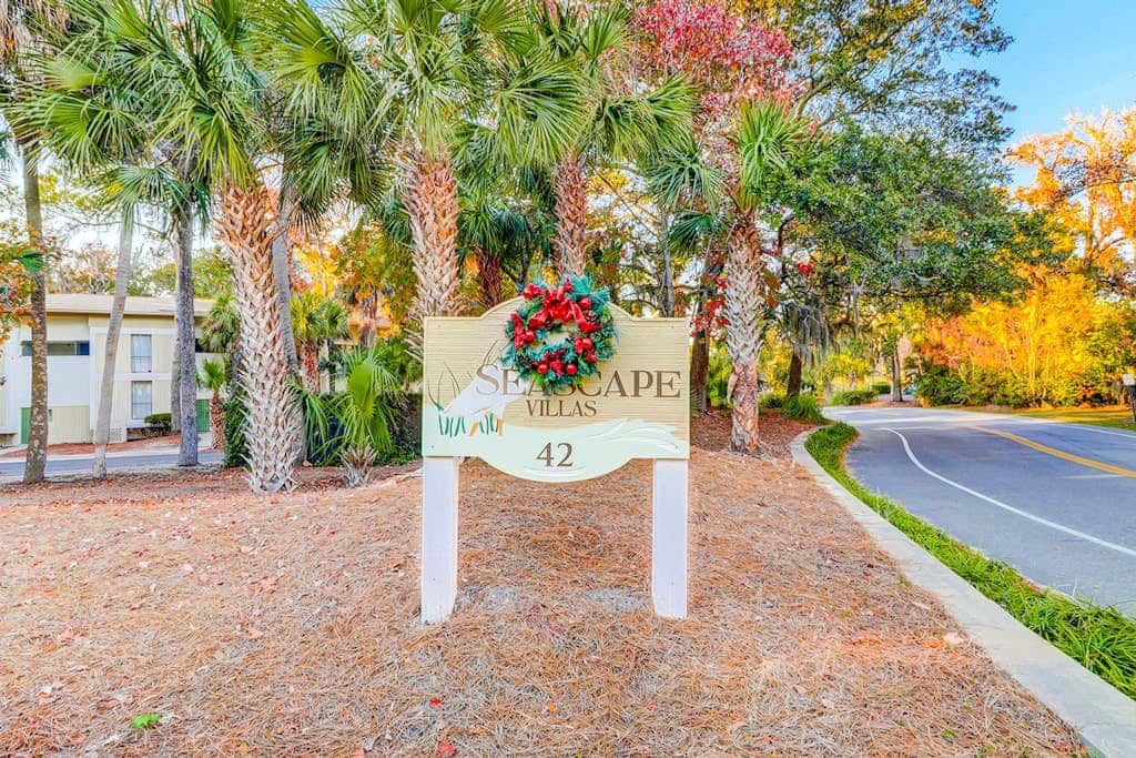 Hilton Head Island condo with water-view patio, pool, & easy beach access