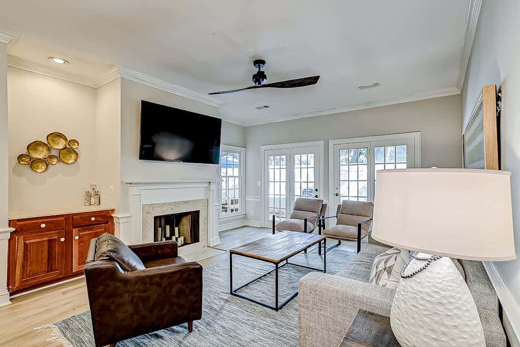 Hilton Head Island townhome with private patio, grill, seasonal pool, & golf