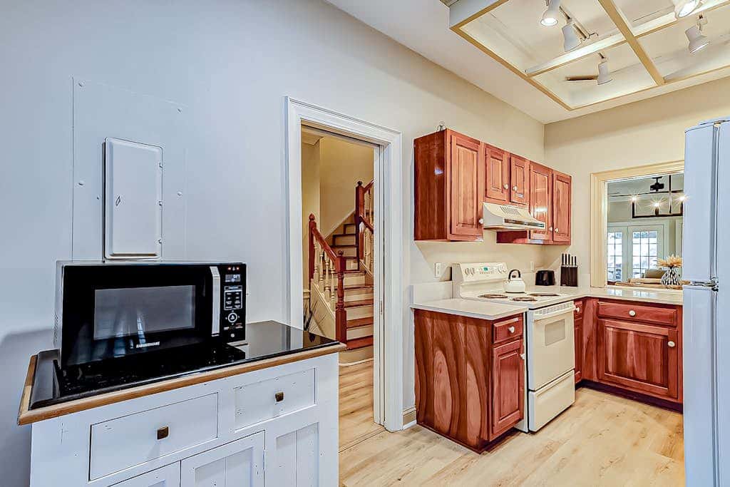 Hilton Head Island townhome with private patio, grill, seasonal pool, & golf