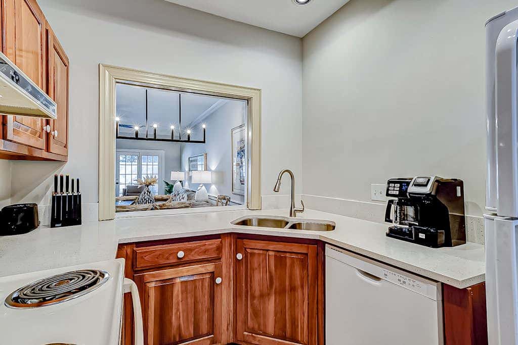 Hilton Head Island townhome with private patio, grill, seasonal pool, & golf