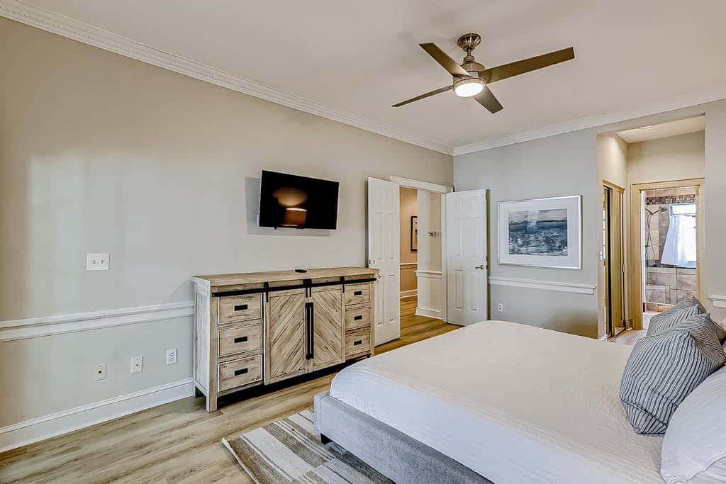 Hilton Head Island townhome with private patio, grill, seasonal pool, & golf