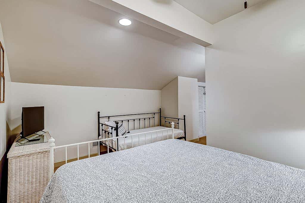 Hilton Head Island townhome with private patio, grill, seasonal pool, & golf