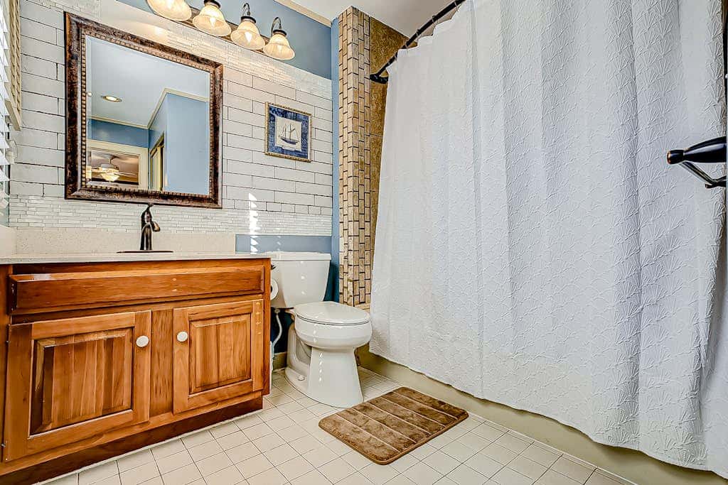 Hilton Head Island townhome with private patio, grill, seasonal pool, & golf