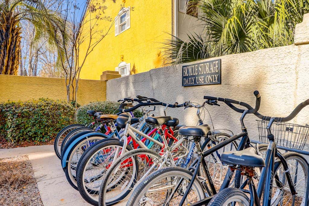 Hilton Head Island townhome with private patio, grill, seasonal pool, & golf