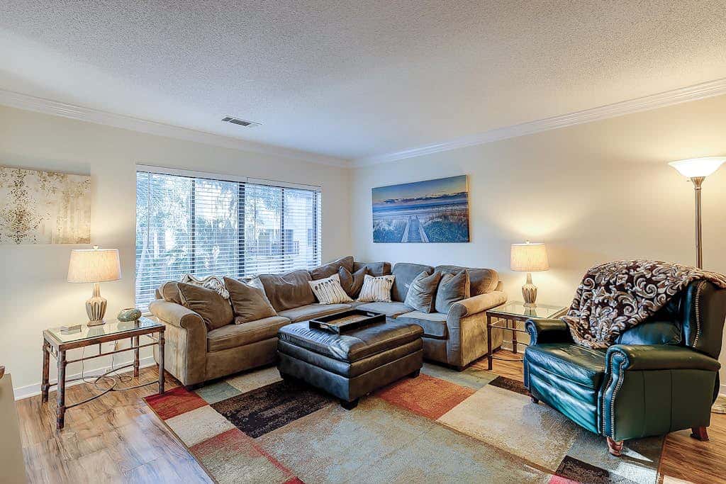 Relaxing condo with pool, balcony