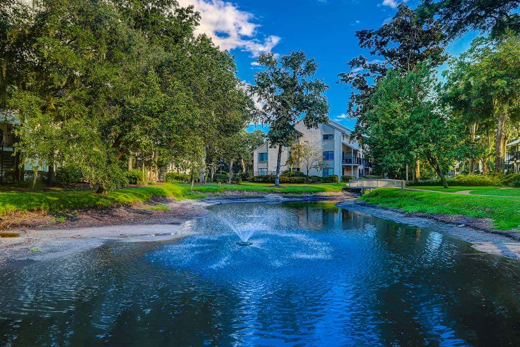 Relaxing condo with pool, balcony