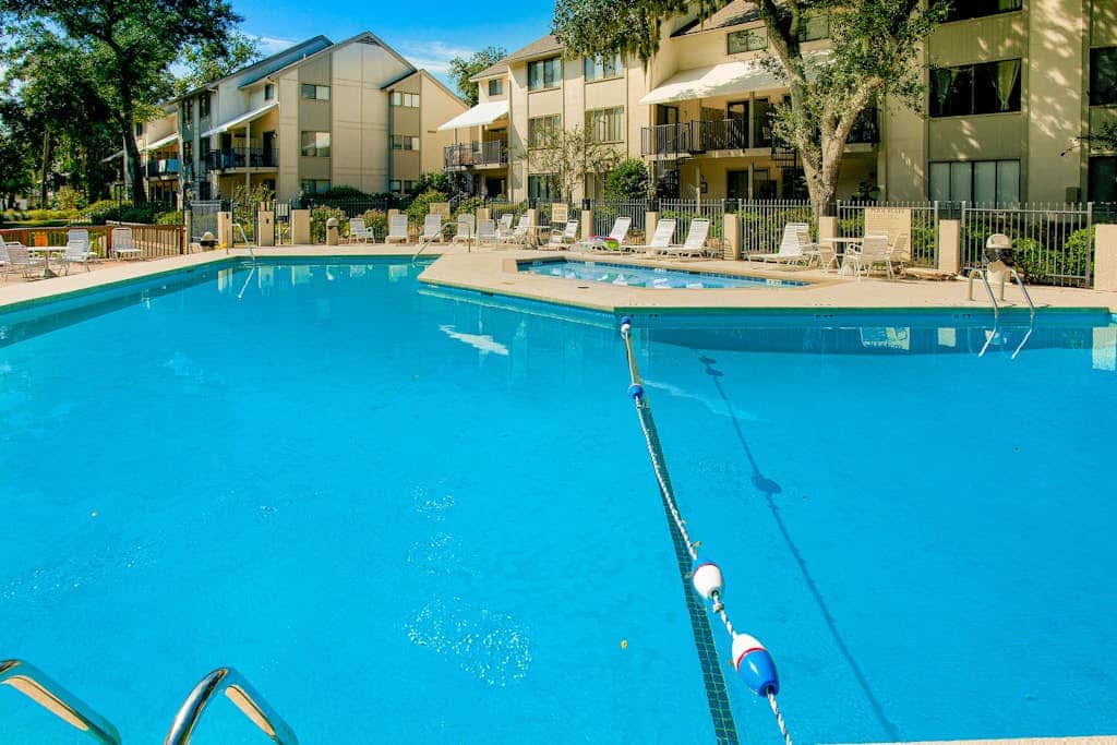Relaxing condo with pool, balcony