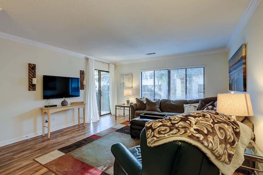Relaxing condo with pool, balcony