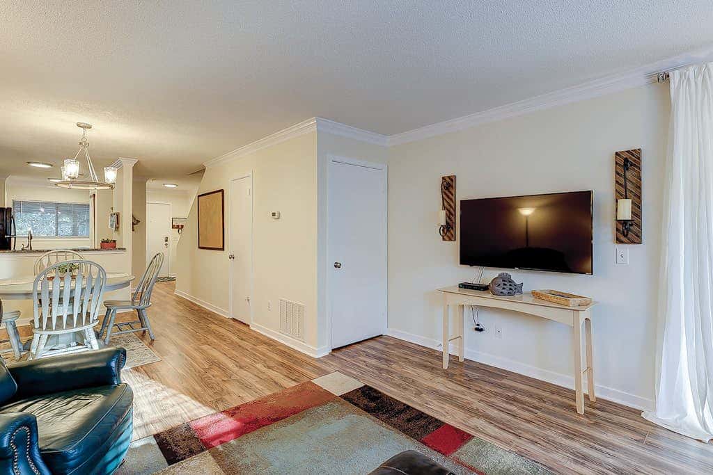 Relaxing condo with pool, balcony