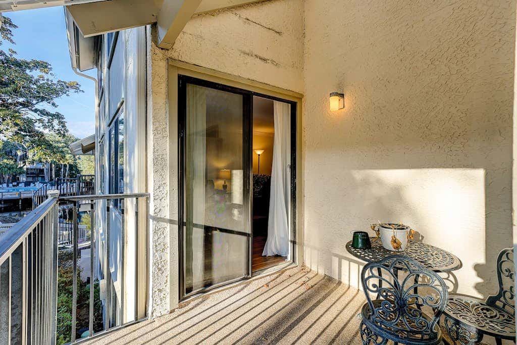 Relaxing condo with pool, balcony