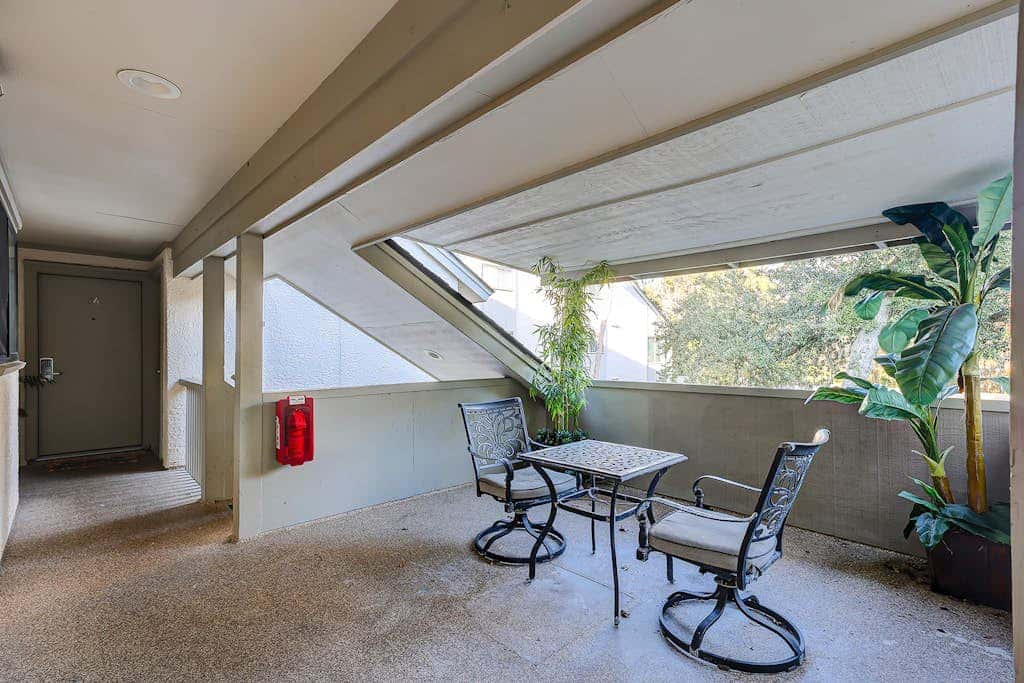 Relaxing condo with pool, balcony