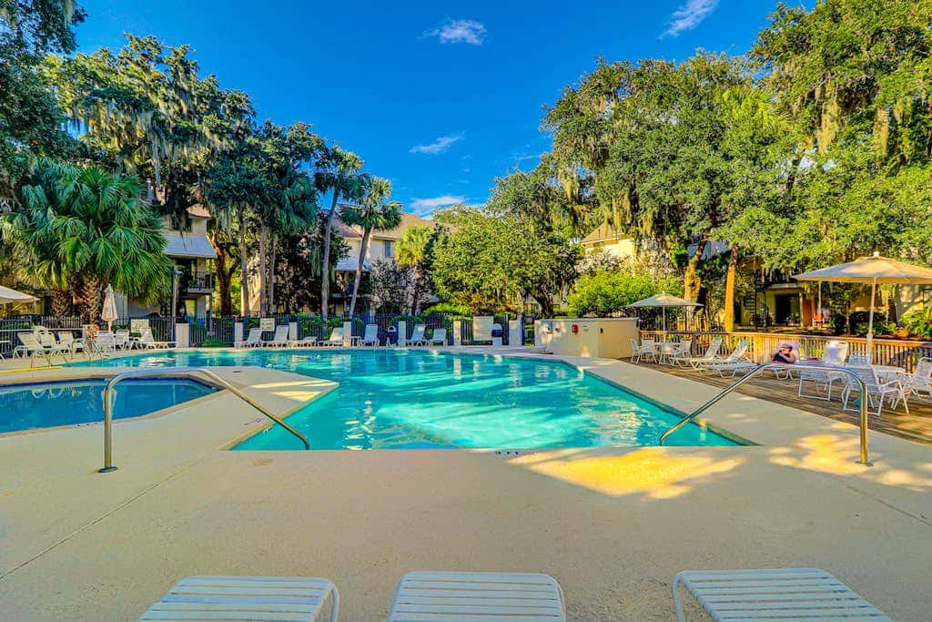 Relaxing condo with pool, balcony