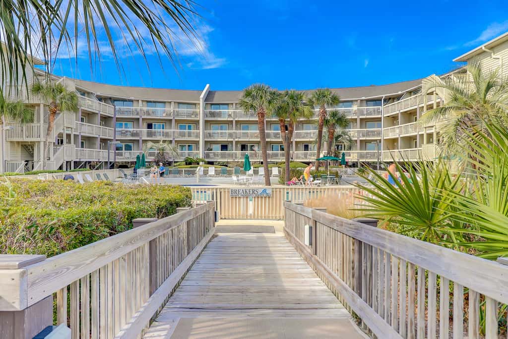 Beach-view condo in oceanfront complex with outdoor pool, beach access & balcony