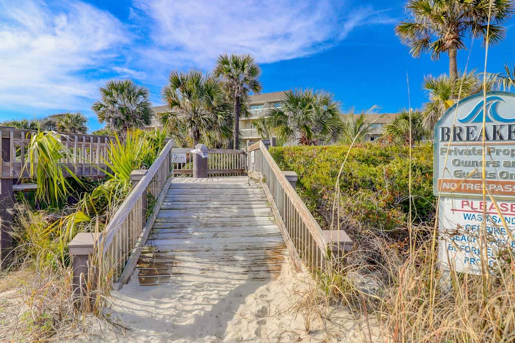 Beach-view condo in oceanfront complex with outdoor pool, beach access & balcony