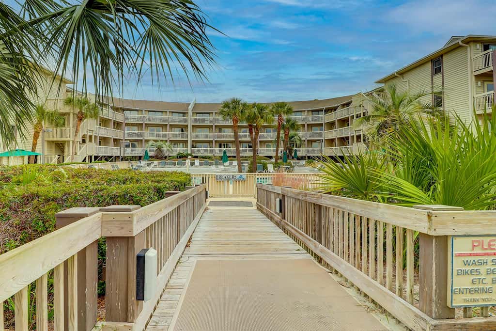 Beach-view condo in oceanfront complex with outdoor pool, beach access & balcony