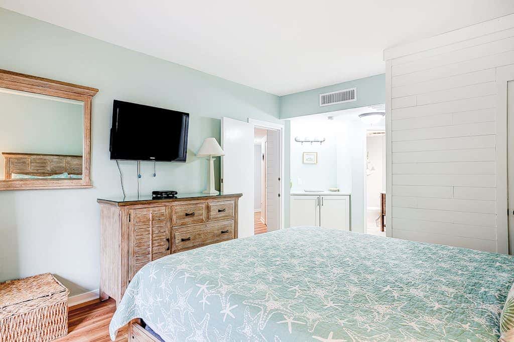 Family-friendly condo near the beach with balcony, central AC, & shared pool