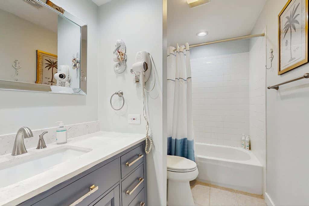 Gated community home with lagoon & pools Near Beaches & Dog Friendly
