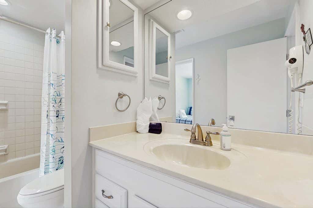 Gated community home with lagoon & pools Near Beaches & Dog Friendly