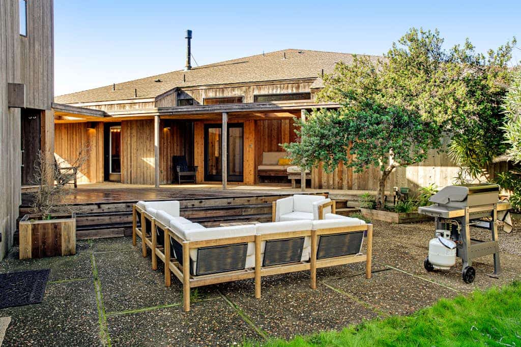 Watch the fog roll in over miles of open ocean. A warm fire and ocean views anchor cozy evenings in. Step outside to a deck in a private courtyard. Room for 6 in this 3-bedroom home. A short walk from Shell Beach tidepools. Your front door opens to Sea Ranch's 50 miles of trails and the wild Sonoma Coast. The ever-changing ocean light fills the home, from golden mornings to fiery sunsets.