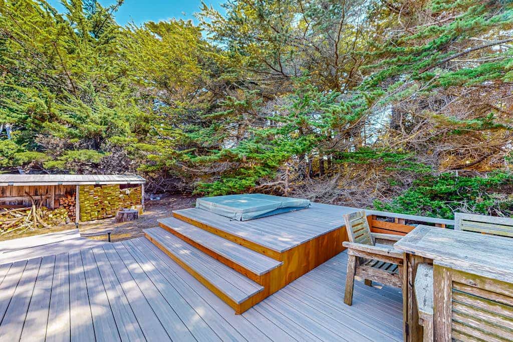 Curl up by the fireplace as fog rolls in off the Pacific. Room for 6 in this 2-bedroom home. Sea Ranch community pools, tennis courts, and the Lodge are nearby. Miles of bluff-top trails and hidden beaches are yours to explore. The rhythm of the waves sets the pace here -- unhurried mornings, lingering sunsets, deep sleep.