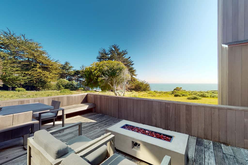 Just Bluffing - Oceanfront home near Shell Beach & Bluff Trail with deck & ocean views