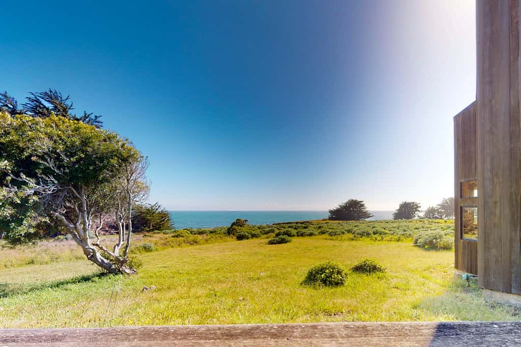 Just Bluffing - Oceanfront home near Shell Beach & Bluff Trail with deck & ocean views
